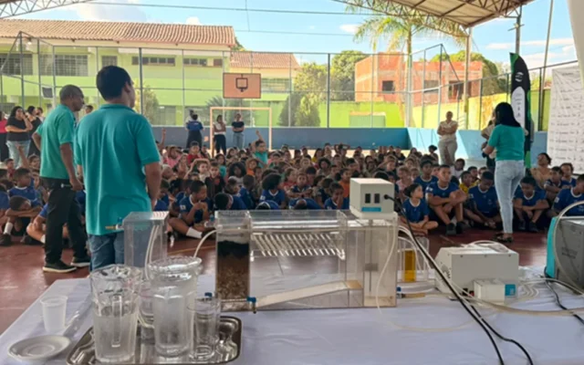Miniestação leva educação sobre saneamento para dentro da escola