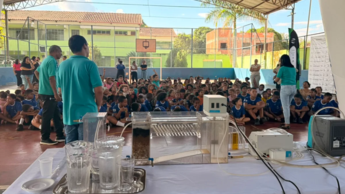 Miniestação leva educação sobre saneamento para dentro da escola