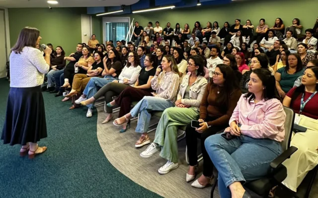 Voluntariado conecta jovens e profissionais em conversa sobre carreira